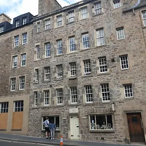 spacious-and-historic-2-bed-flat-on-royal-mile.edinburghhotelsuk.org/